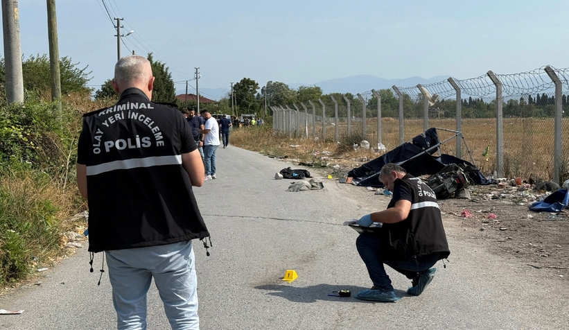 Motosikletlinin öldüğü kazada mahalleli aracı taşladı