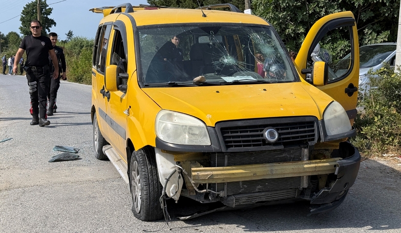 Motosikletlinin öldüğü kazada mahalleli aracı taşladı