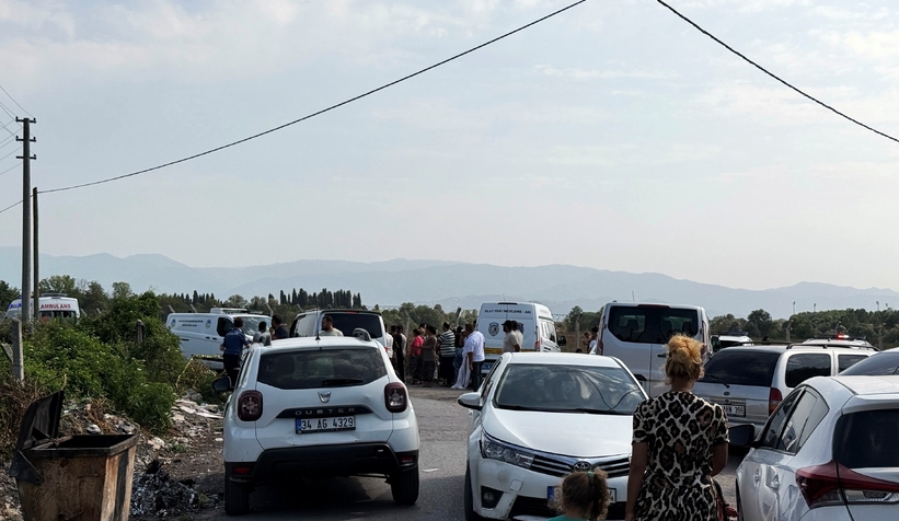 Motosikletlinin öldüğü kazada mahalleli aracı taşladı