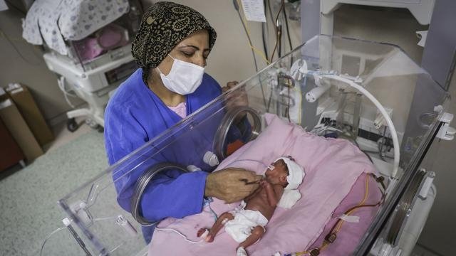 Mucize gerçekleşti, anne ve bebekleri kurtuldu