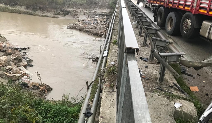 Mudurnu Köprüsünde feci kaza 3 yaralı