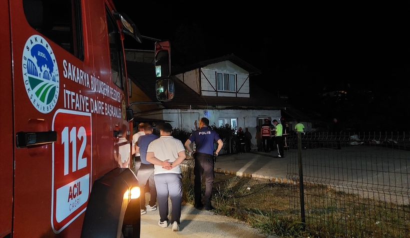 muhtar-direksiyon-hakimiyetini-kaybetti-otomobil-az-kalsin-eve-giriyordudevoek5rr0