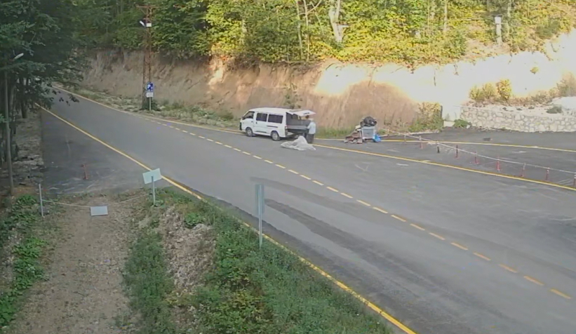 Muhtardan görüntülü tepki; Ev eşyalarını atıyorlar