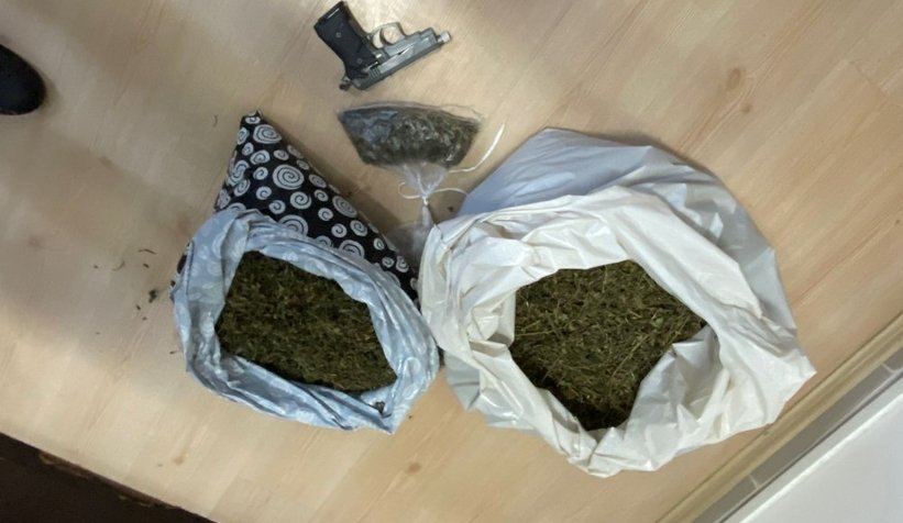 Muhtarı vuran saldırganı ararken 10 kilo esrar buldular