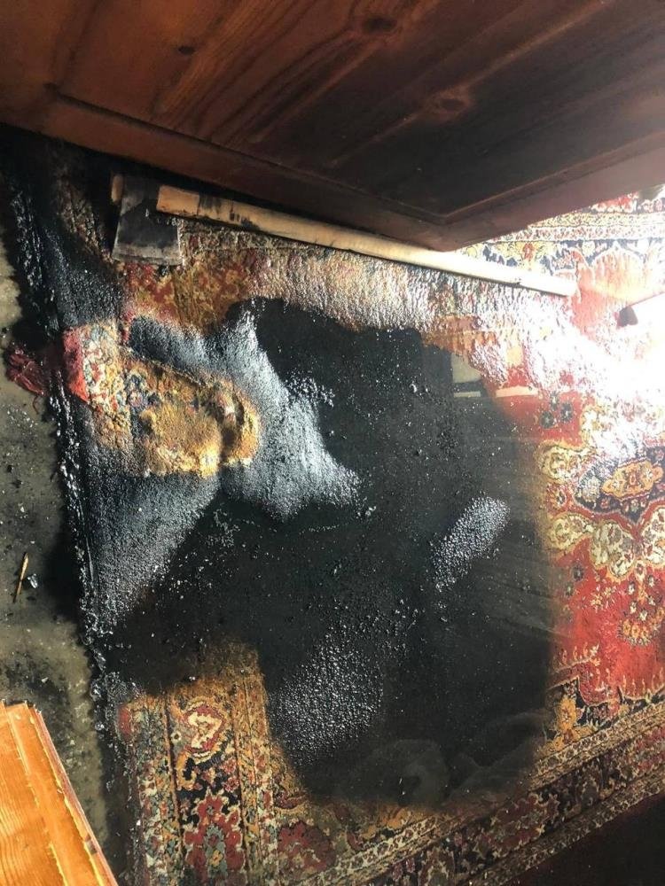 Muhtarlığın itfaiye aracı yangını söndürdü