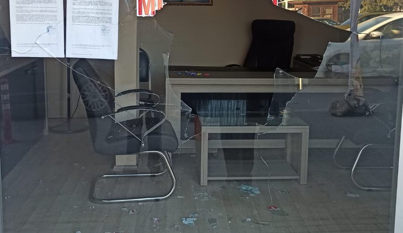 Muhtarlık ve işyerinin camları kırıldı