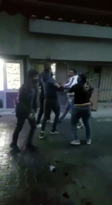 Mülteci grubun sopa, şemsiye ve bıçaklı kavgası kamerada