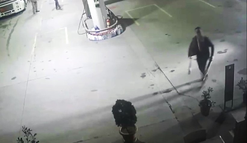 Muşta ve sopalarla benzinliği böyle bastılar