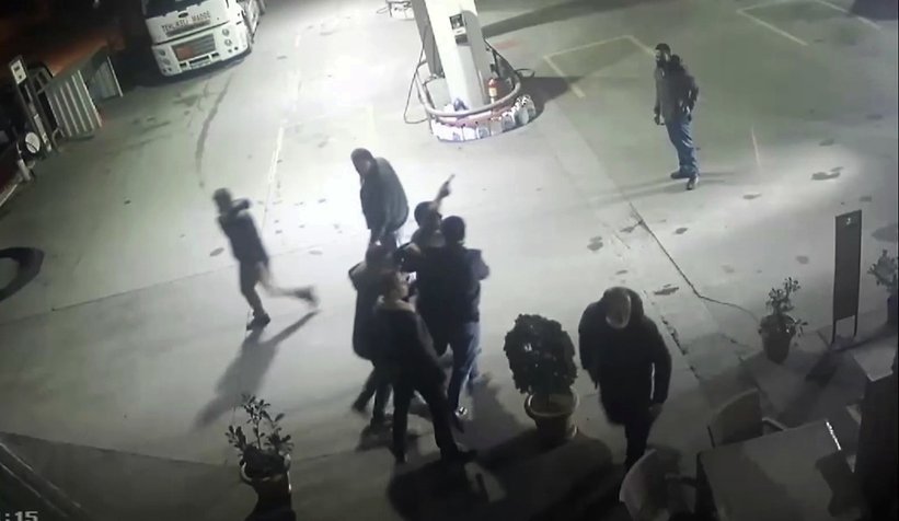 Muşta ve sopalarla benzinliği böyle bastılar