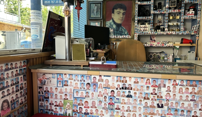 Müşterilerinin vesikalıklarını 38 yıldır saklıyor