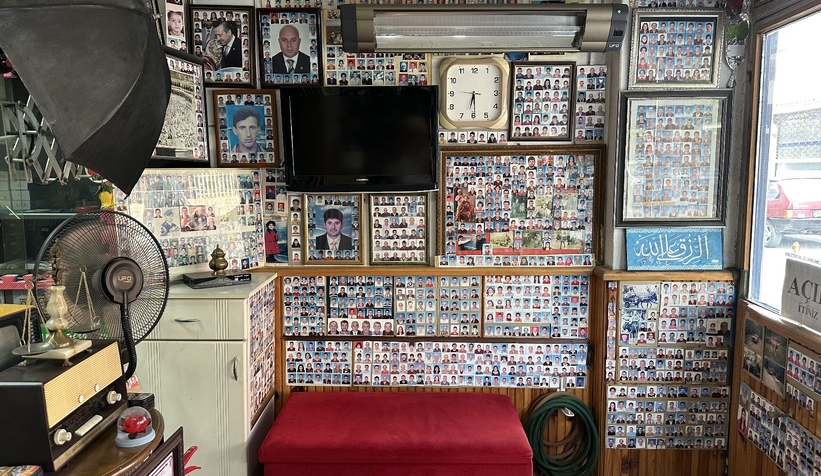 Müşterilerinin vesikalıklarını 38 yıldır saklıyor