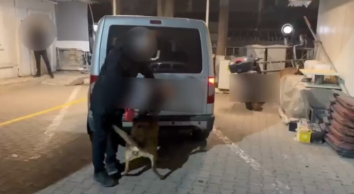 Narkotik köpeği zuladaki uyuşturucuyu böyle buldu