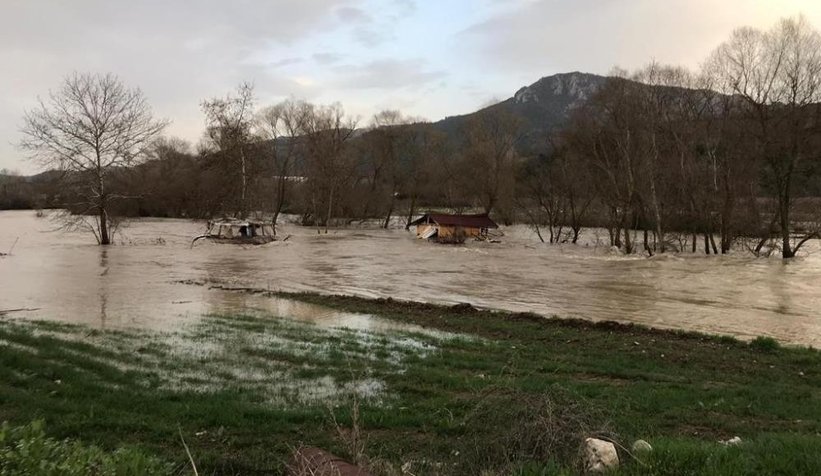 Nehir taştı, tarım alanları sular altında kaldı