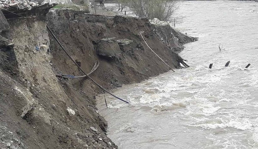 Nehir yükselince sular dolgu araziyi yuttu