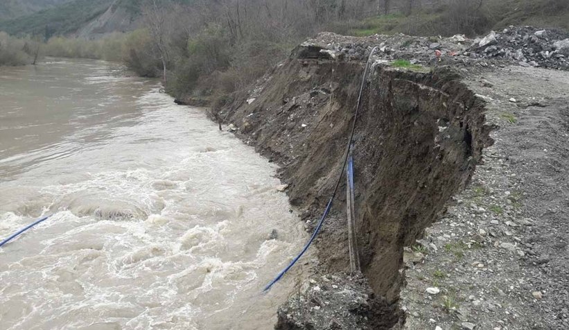 Nehir yükselince sular dolgu araziyi yuttu