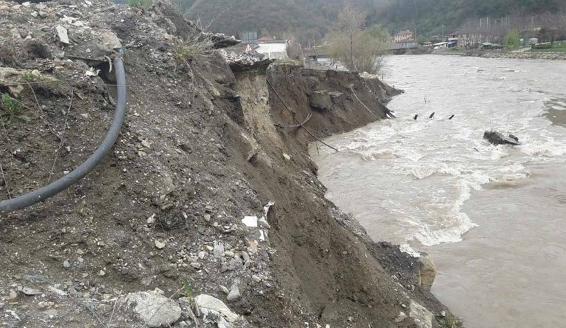 Nehir yükselince sular dolgu araziyi yuttu