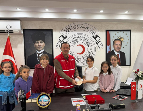 nevruz-banoglu-ogrencileri-gazzeli-cocuklar-icin-bagis-topladicxrrmuy1q2