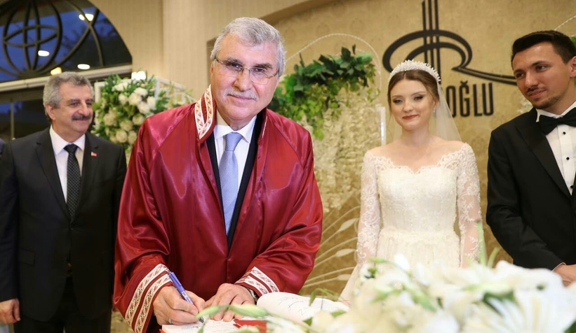 Nikah şahitliğini Bakan Varank yaptı