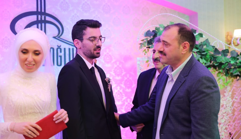 nikahlarini-ekrem-yuce-kiydislfwbg9mdx