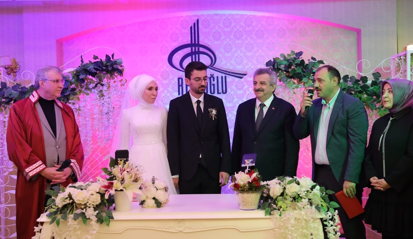 nikahlarini-ekrem-yuce-kiydislfwbg9mdx