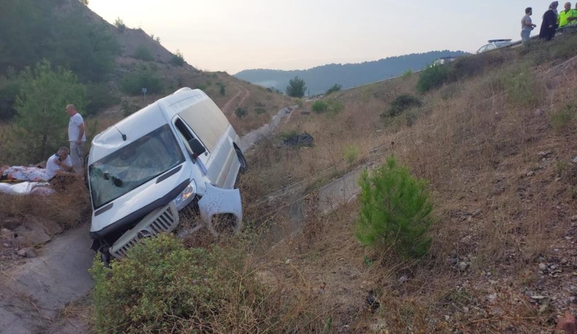 Nişan dönüşü kaza yaptılar; 3'ü ağır 10 yaralı