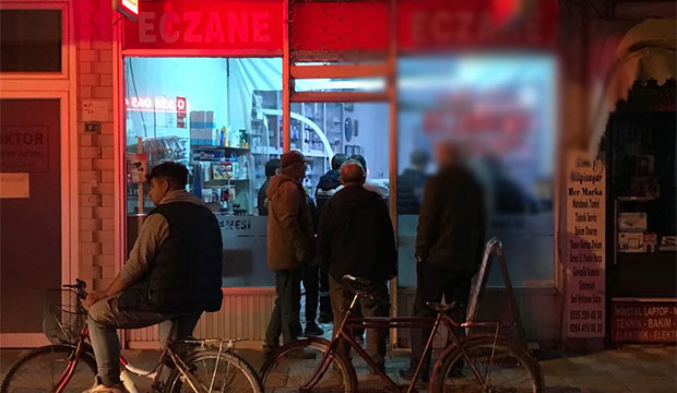 nobetci-eczanede-ilac-kuyruguvldznitnav