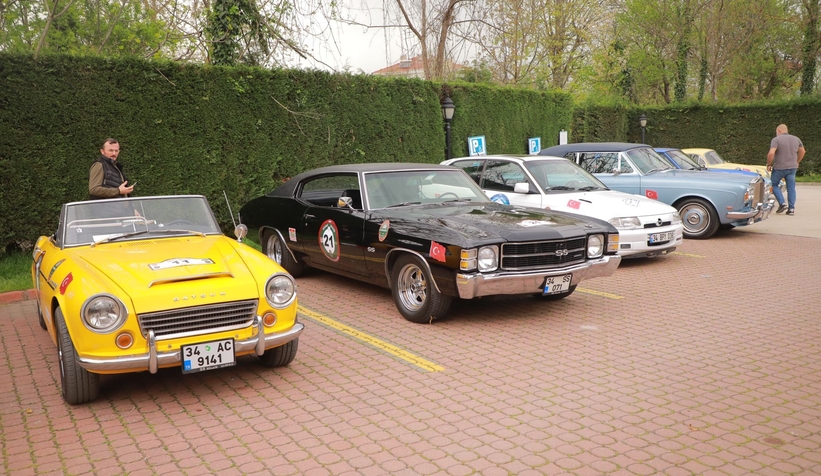 Nostaljik otomobiller kıyasıya yarış için Sakarya sokaklarına indi