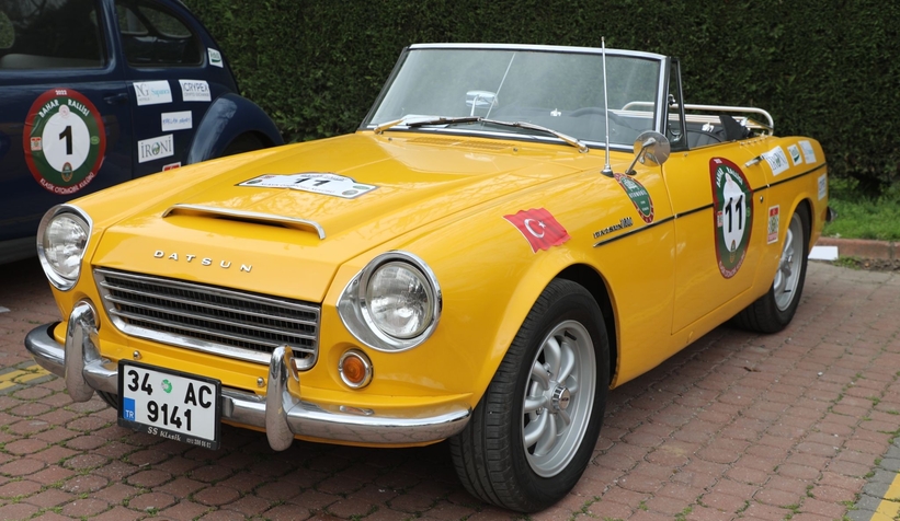 Nostaljik otomobiller kıyasıya yarış için Sakarya sokaklarına indi