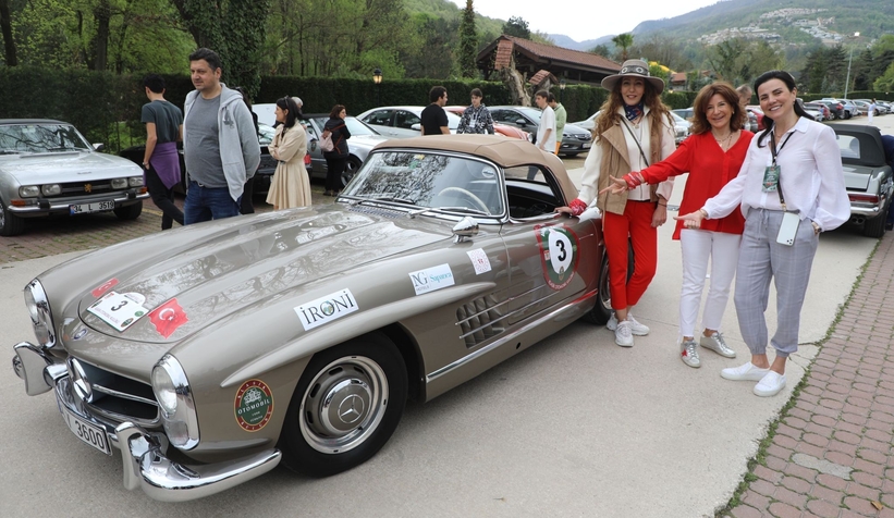 Nostaljik otomobiller kıyasıya yarış için Sakarya sokaklarına indi