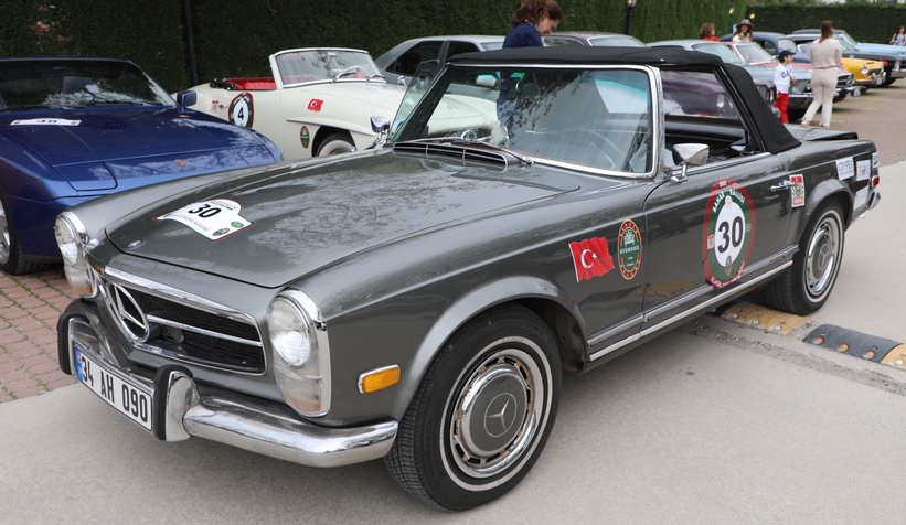 Nostaljik otomobiller kıyasıya yarış için Sakarya sokaklarına indi