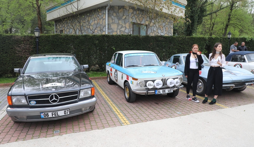 Nostaljik otomobiller kıyasıya yarış için Sakarya sokaklarına indi
