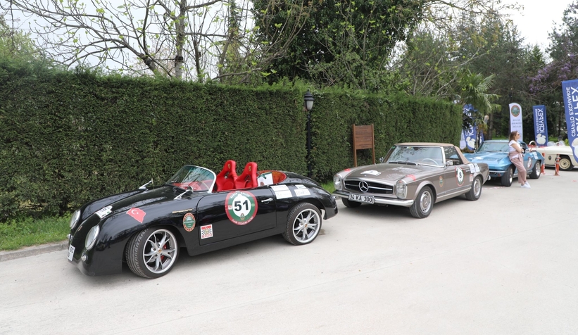 Nostaljik otomobiller kıyasıya yarış için Sakarya sokaklarına indi