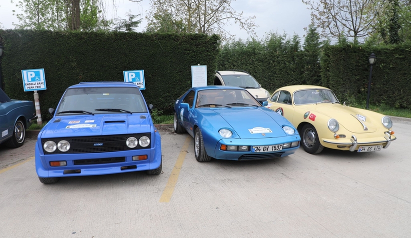 Nostaljik otomobiller kıyasıya yarış için Sakarya sokaklarına indi