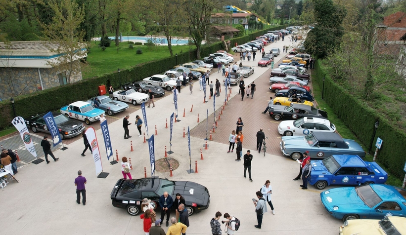 Nostaljik otomobiller kıyasıya yarış için Sakarya sokaklarına indi