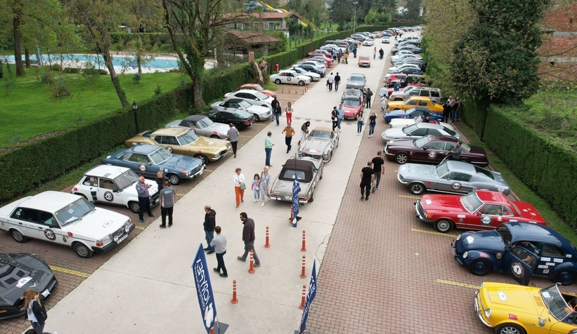 Nostaljik otomobiller kıyasıya yarış için Sakarya sokaklarına indi