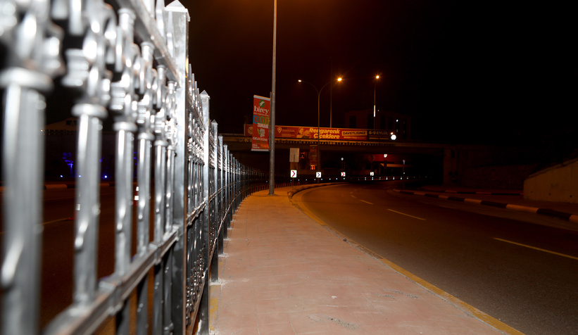 O caddeye 222 metrelik plastik bariyer yerleştirildi