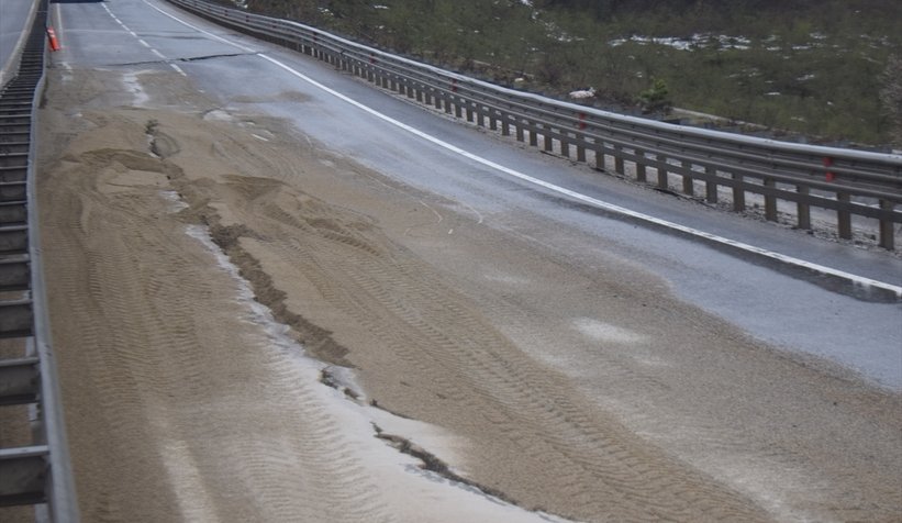 O yolu kullanacaklar dikkat; Heyelan oldu