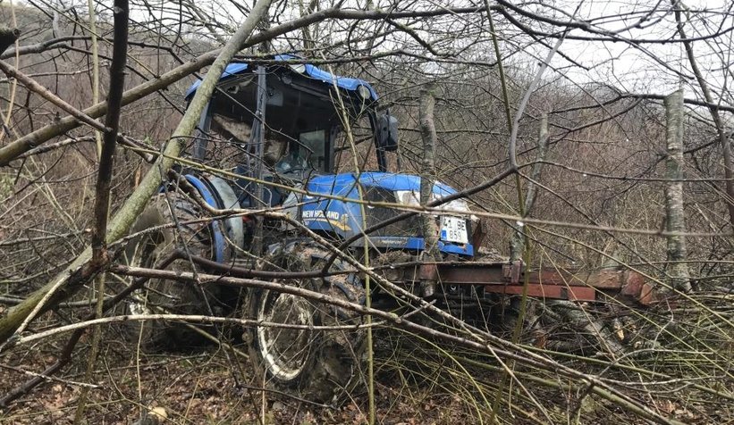 Odun yüklü traktör ağaçlık alana uçtu