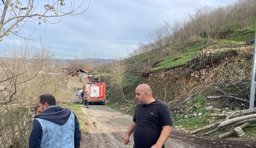 Odunluk yangını eve sıçramadan söndürüldü