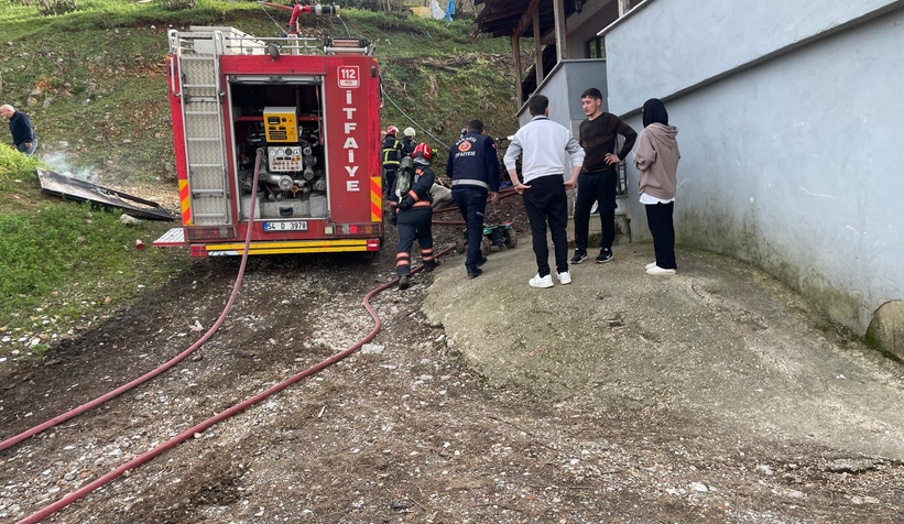 Odunluk yangını eve sıçramadan söndürüldü
