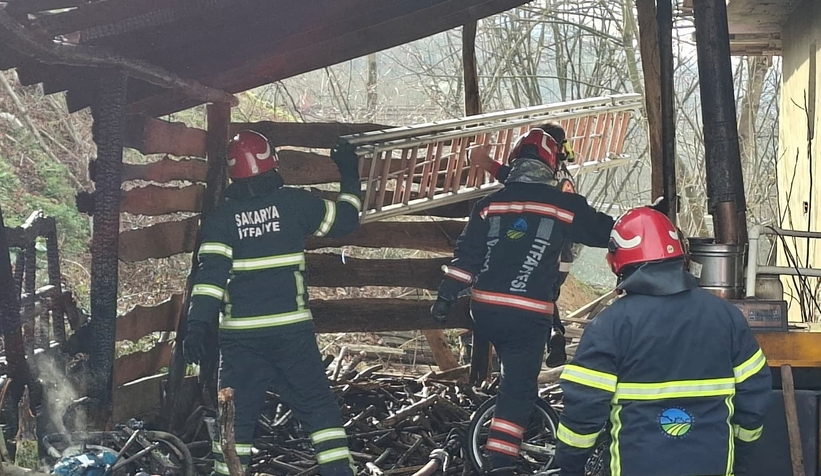 Odunluk yangını eve sıçramadan söndürüldü