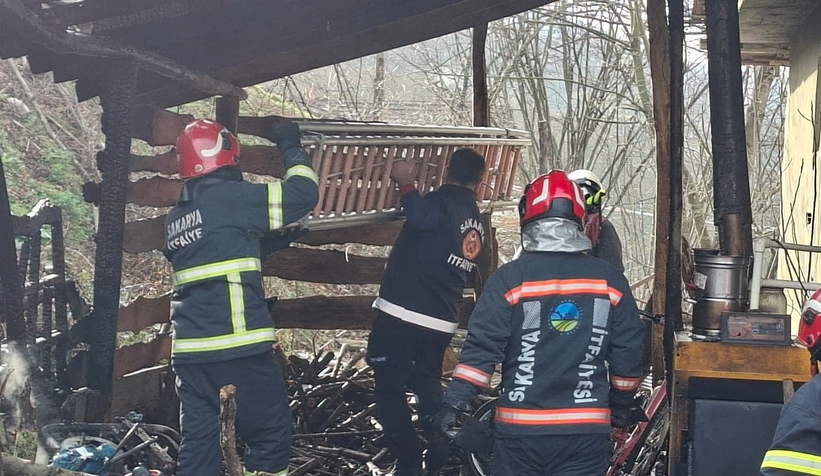 Odunluk yangını eve sıçramadan söndürüldü