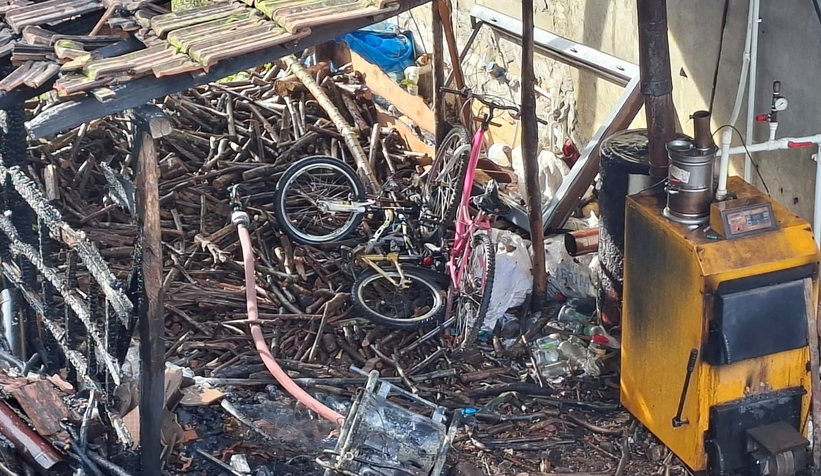 Odunluk yangını eve sıçramadan söndürüldü