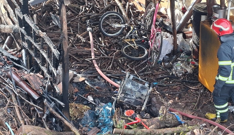 Odunluk yangını eve sıçramadan söndürüldü