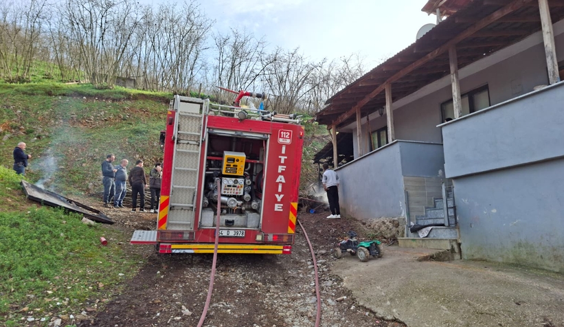 Odunluk yangını eve sıçramadan söndürüldü