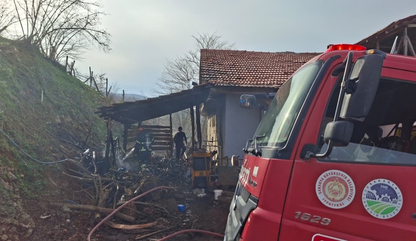 Odunluk yangını eve sıçramadan söndürüldü