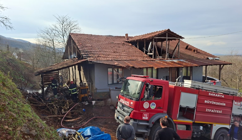 Odunluk yangını eve sıçramadan söndürüldü
