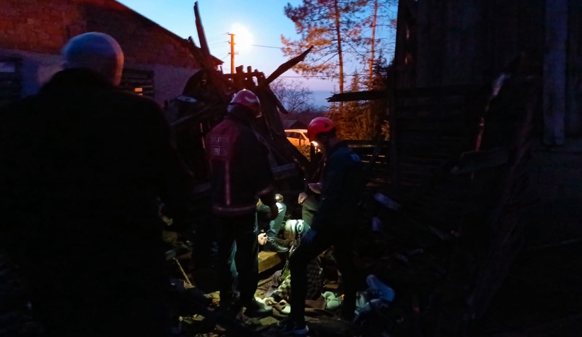 Odunluk yaşlı kadının üzerine yıkıldı