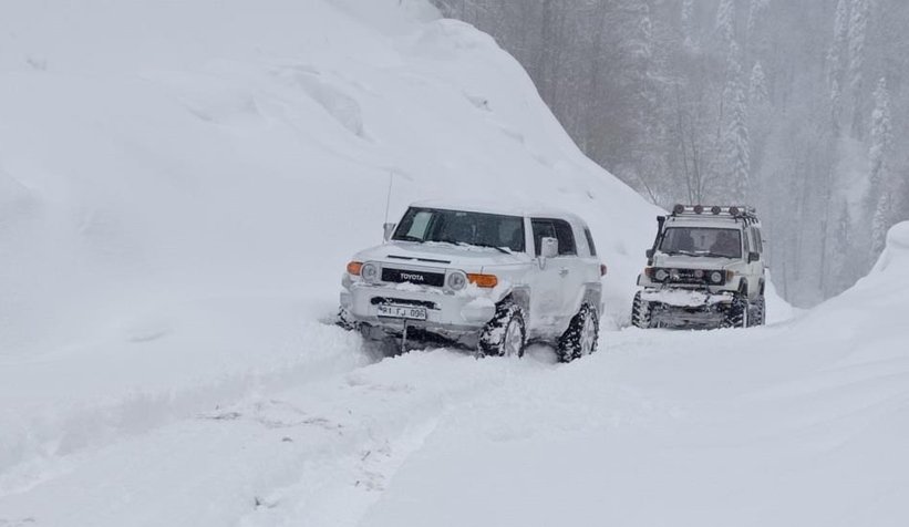 Offroad tutkunları 1,5 metre karda safari yaptı