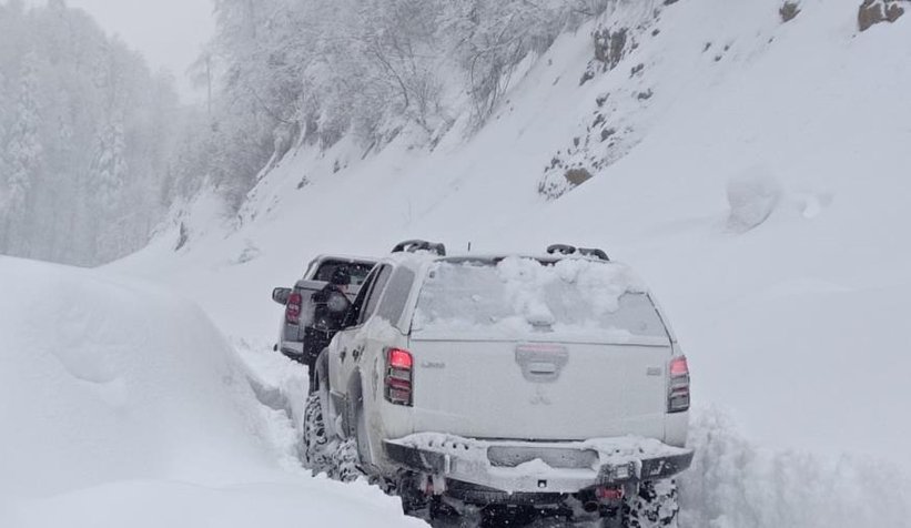 Offroad tutkunları 1,5 metre karda safari yaptı